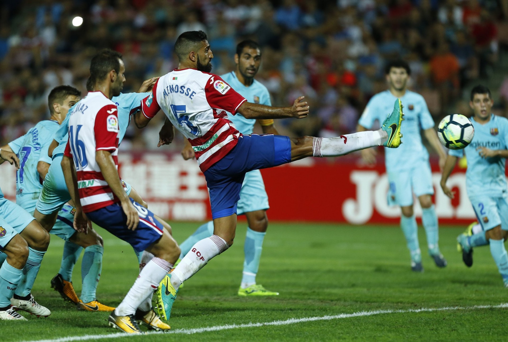 关于格拉纳达客场战平，保持不败连续战绩的信息