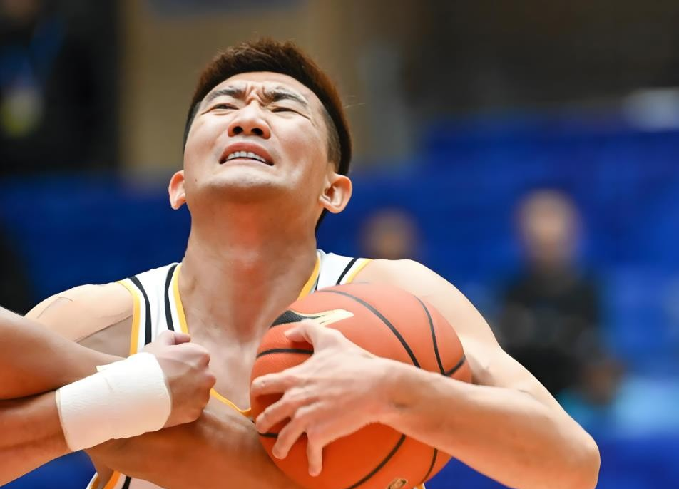 包含湖南男篮苦战不幸，痛失胜利令人唏嘘的词条