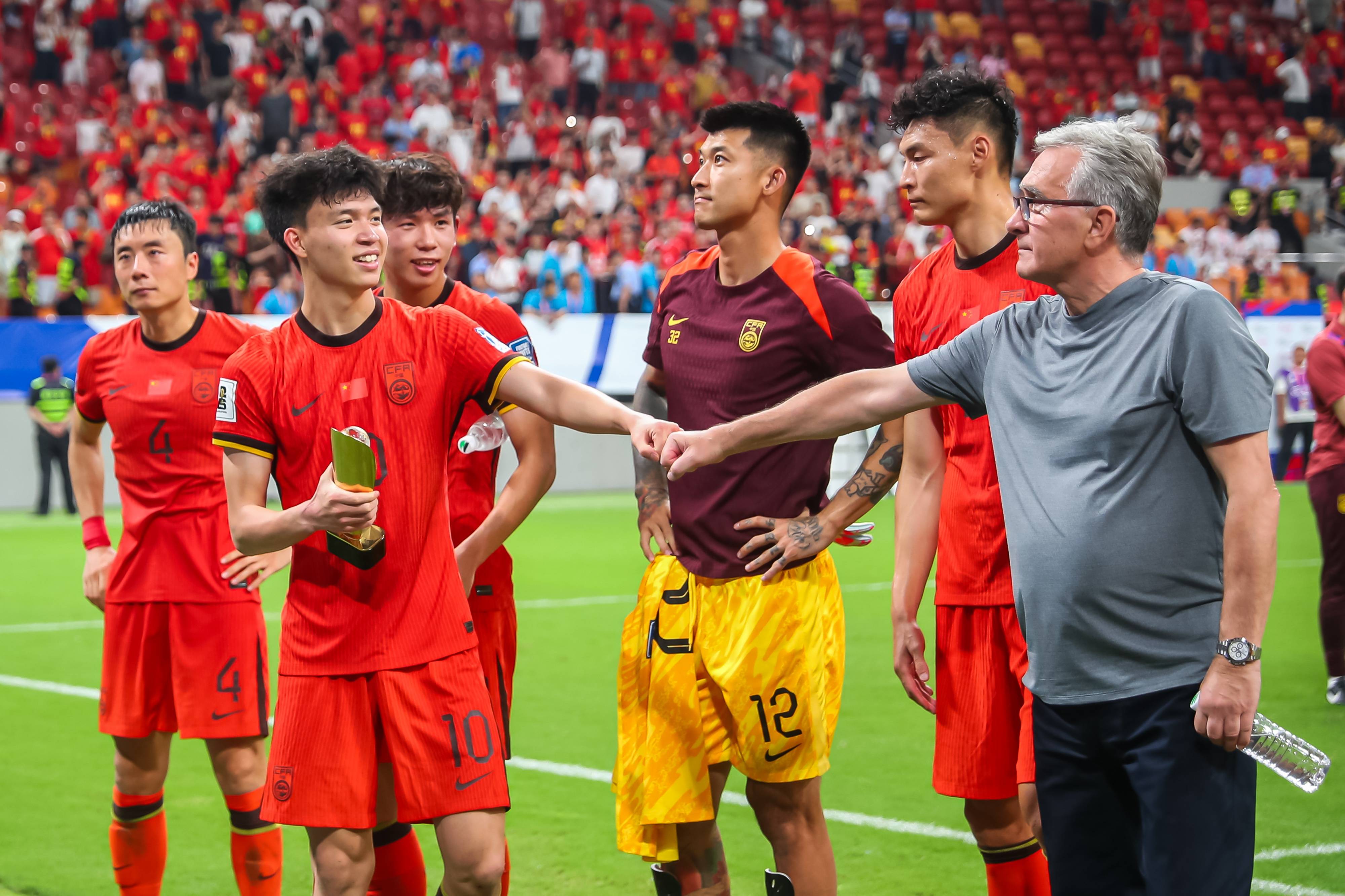 亚洲洲际杯赛展现实力夺冠球队庆祝的简单介绍