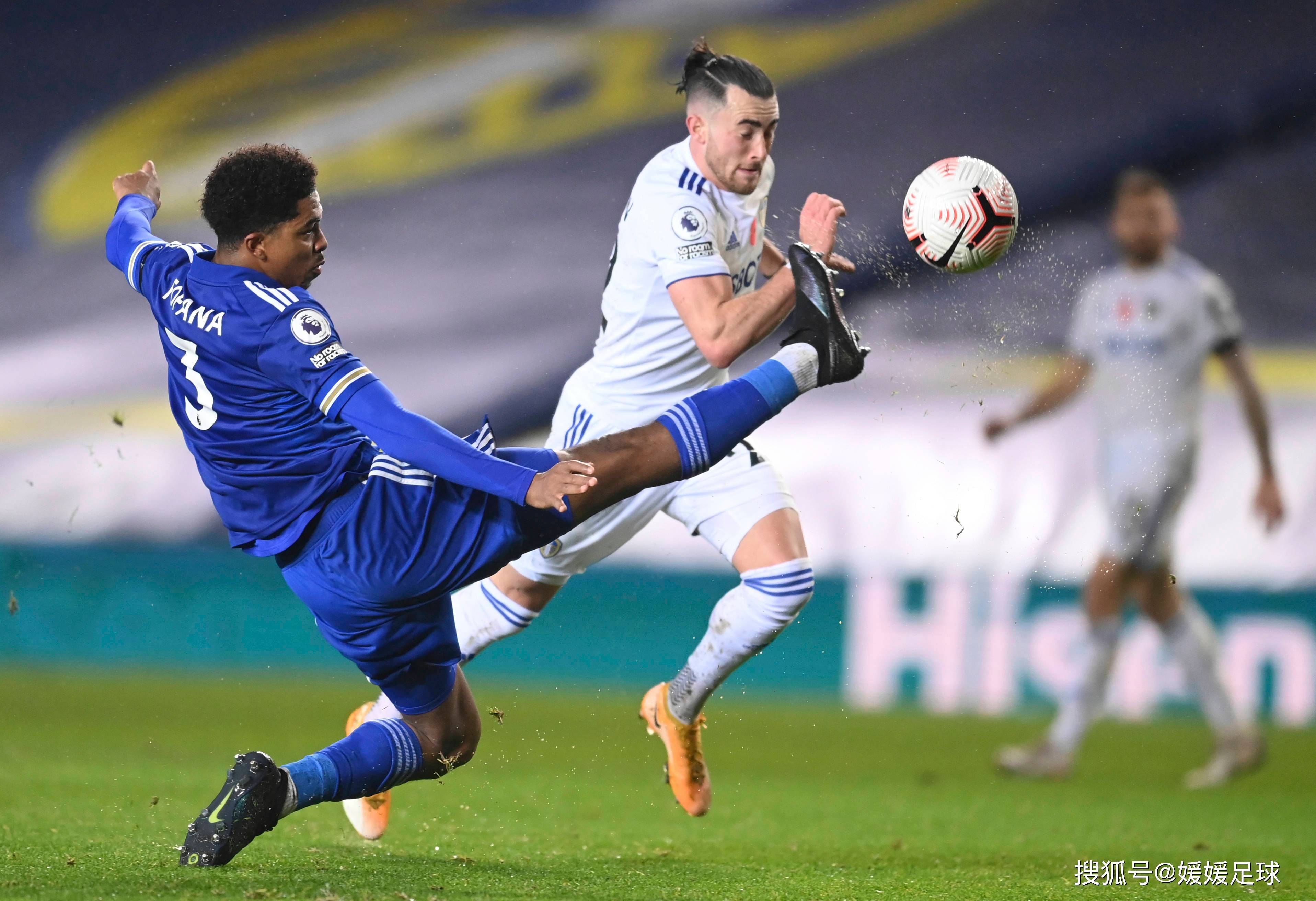 竞技场上的竞争：球员拼尽全力