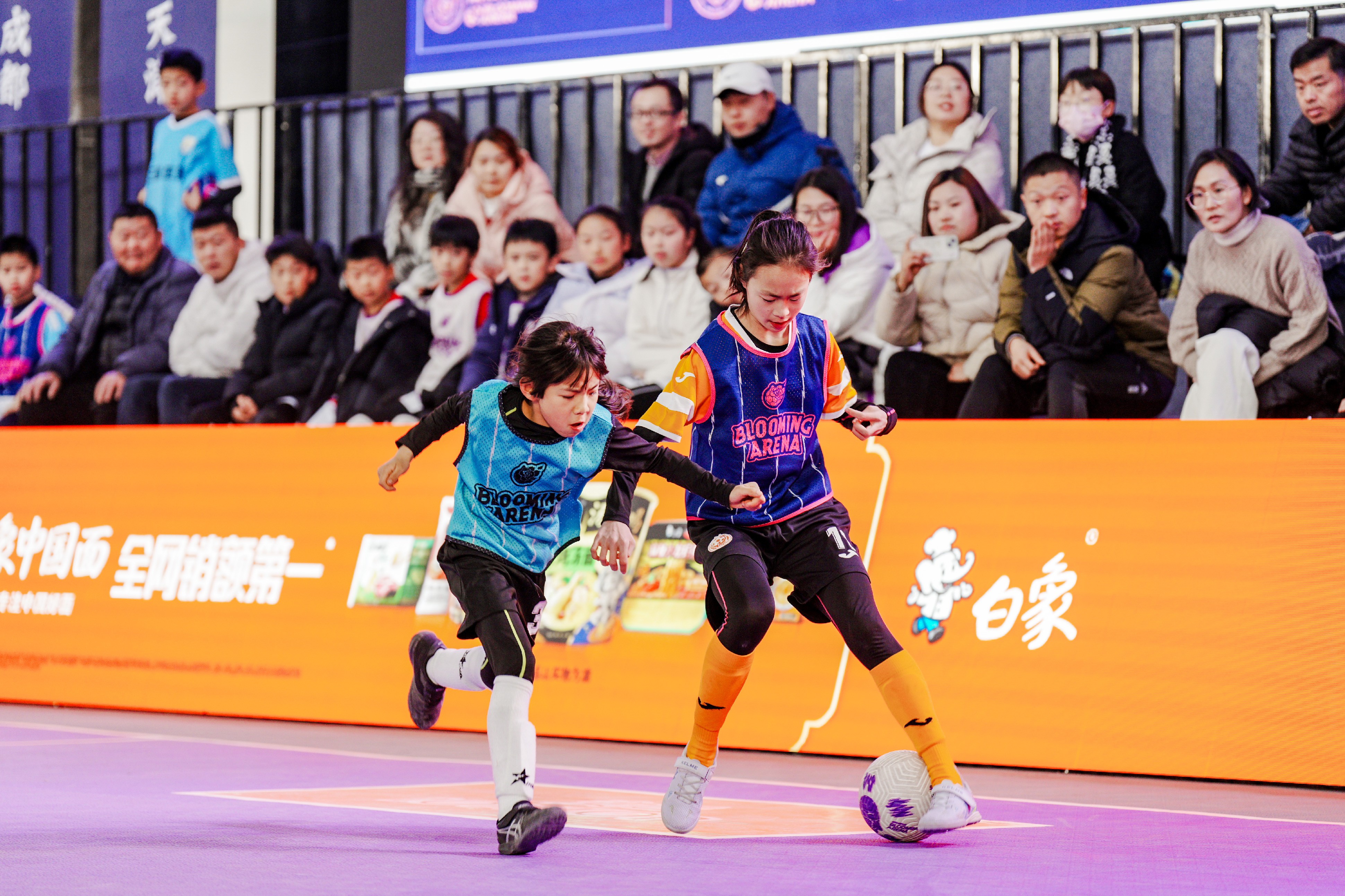 竞技场上的竞争：球员拼尽全力