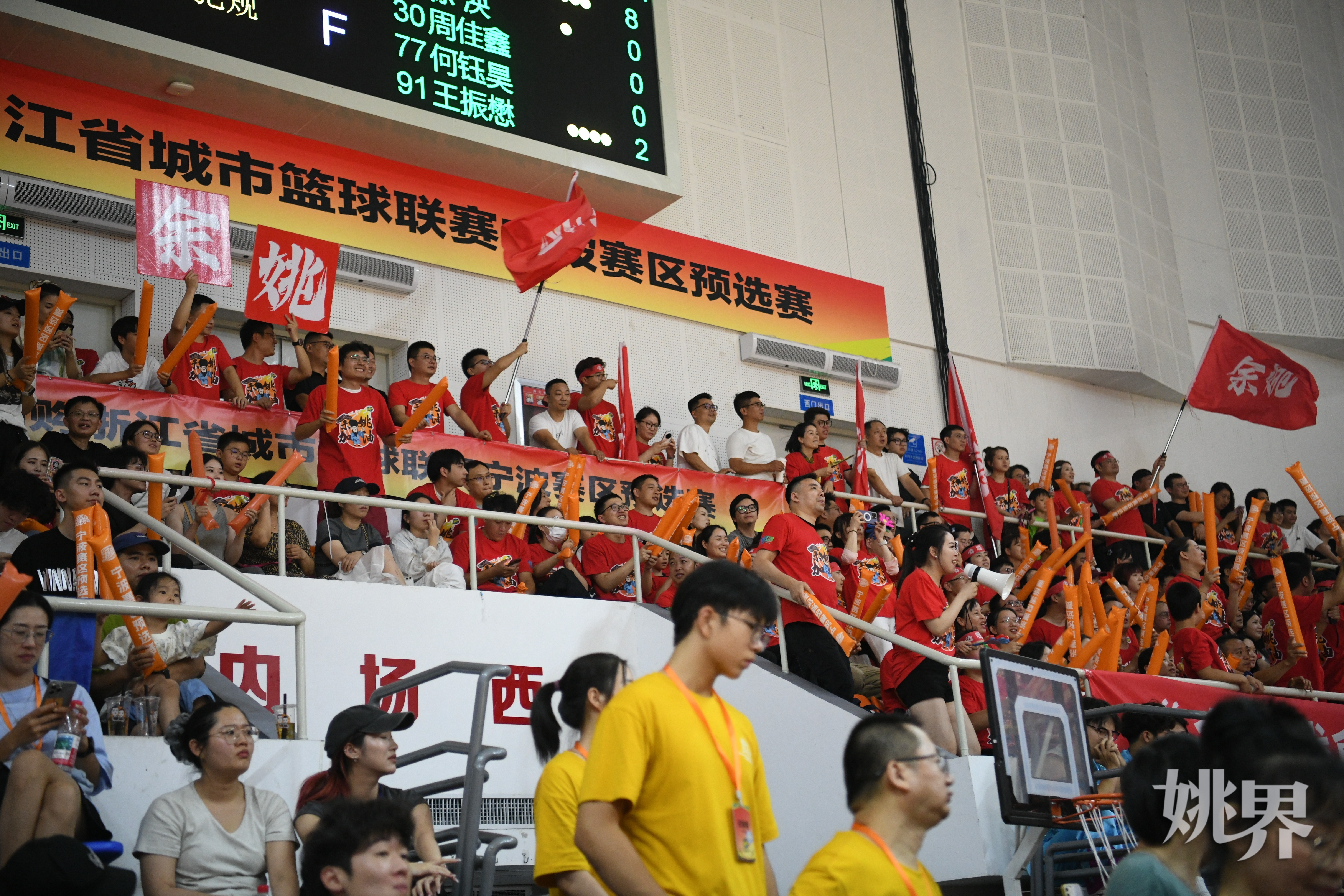 激烈的篮球比拼引发了球迷的激情呐喊 激烈的篮球比拼引发了球迷的激情呐喊