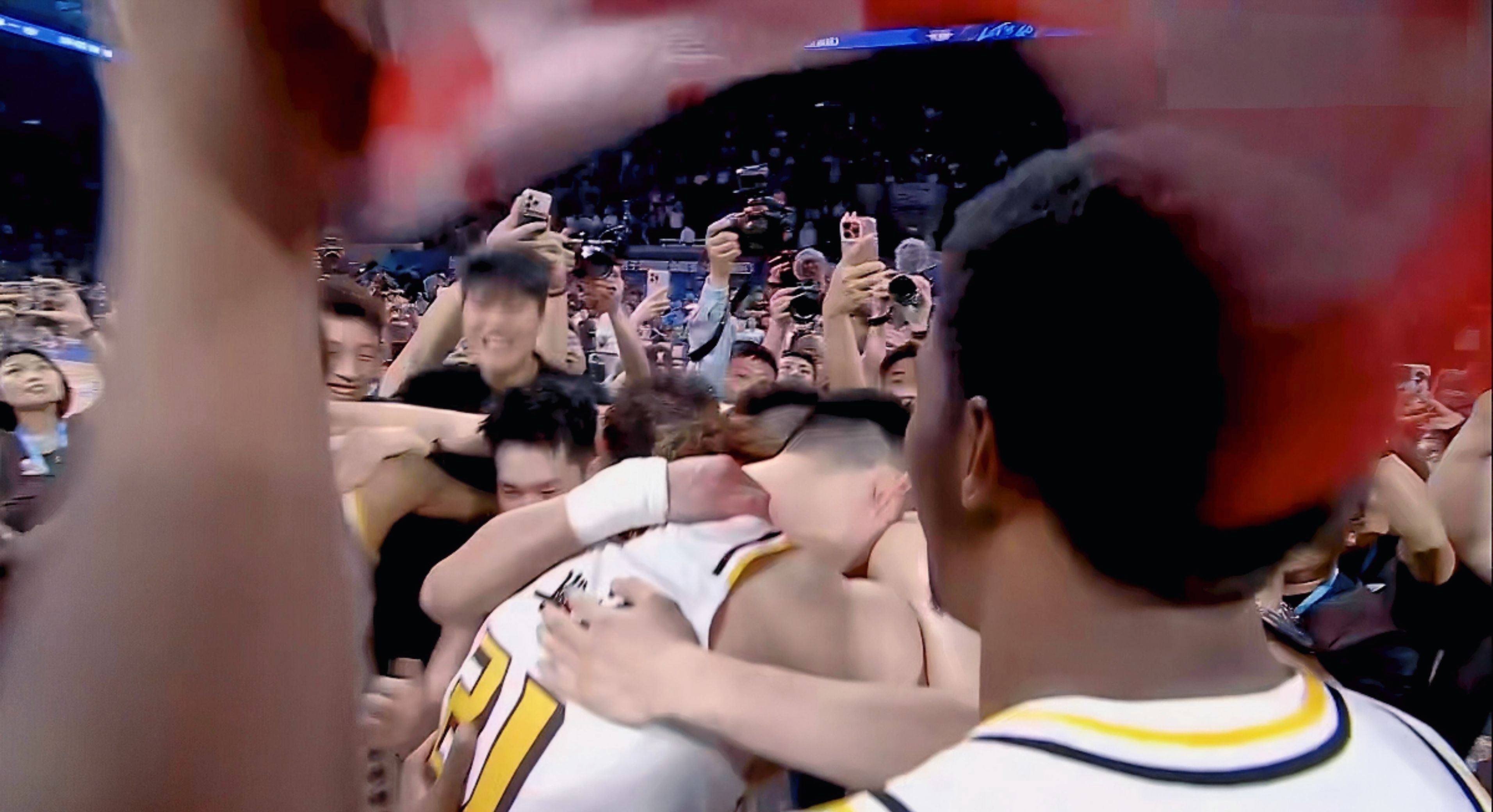 激烈的篮球比拼引发了球迷的激情呐喊 激烈的篮球比拼引发了球迷的激情呐喊