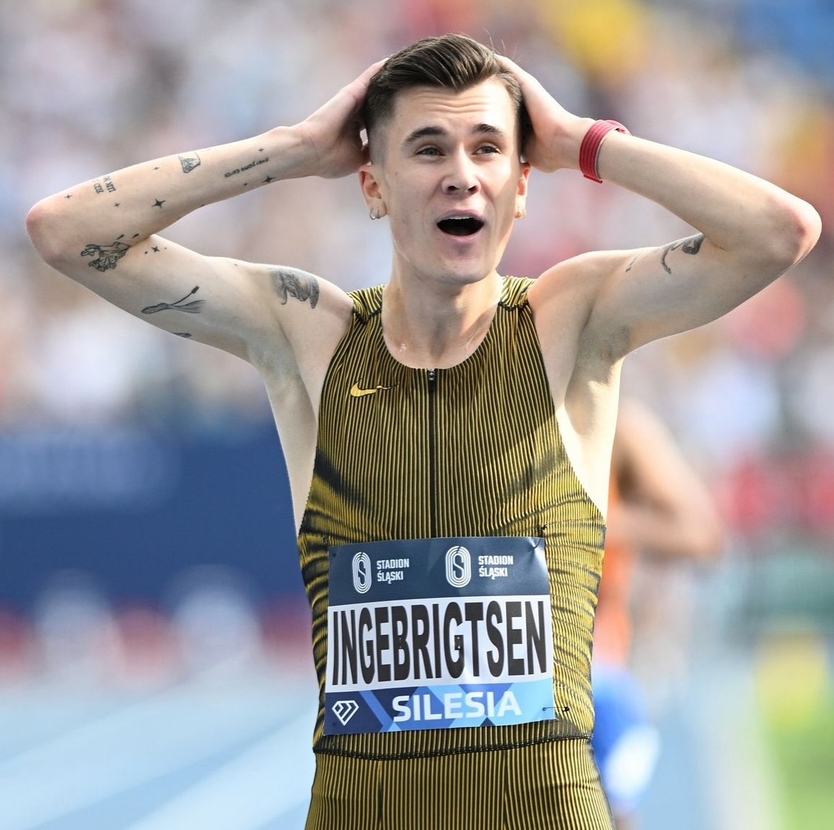 英国选手在田径比赛中奋勇拼搏 英国选手在田径比赛中奋勇拼搏