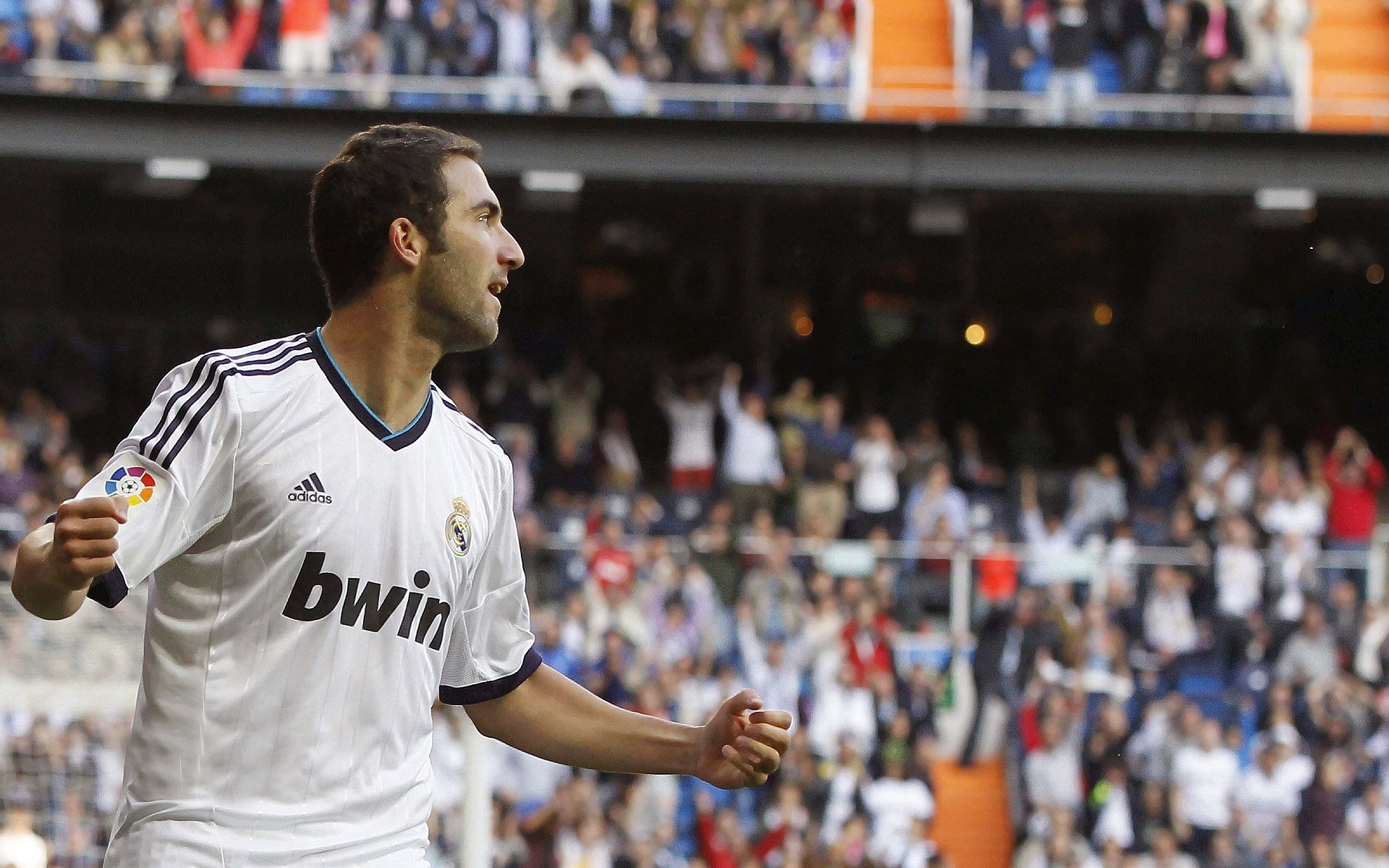 东方巨龙与红色战袍，阿森纳翻盘中国的隐喻，萨拉赫关键制胜的启示